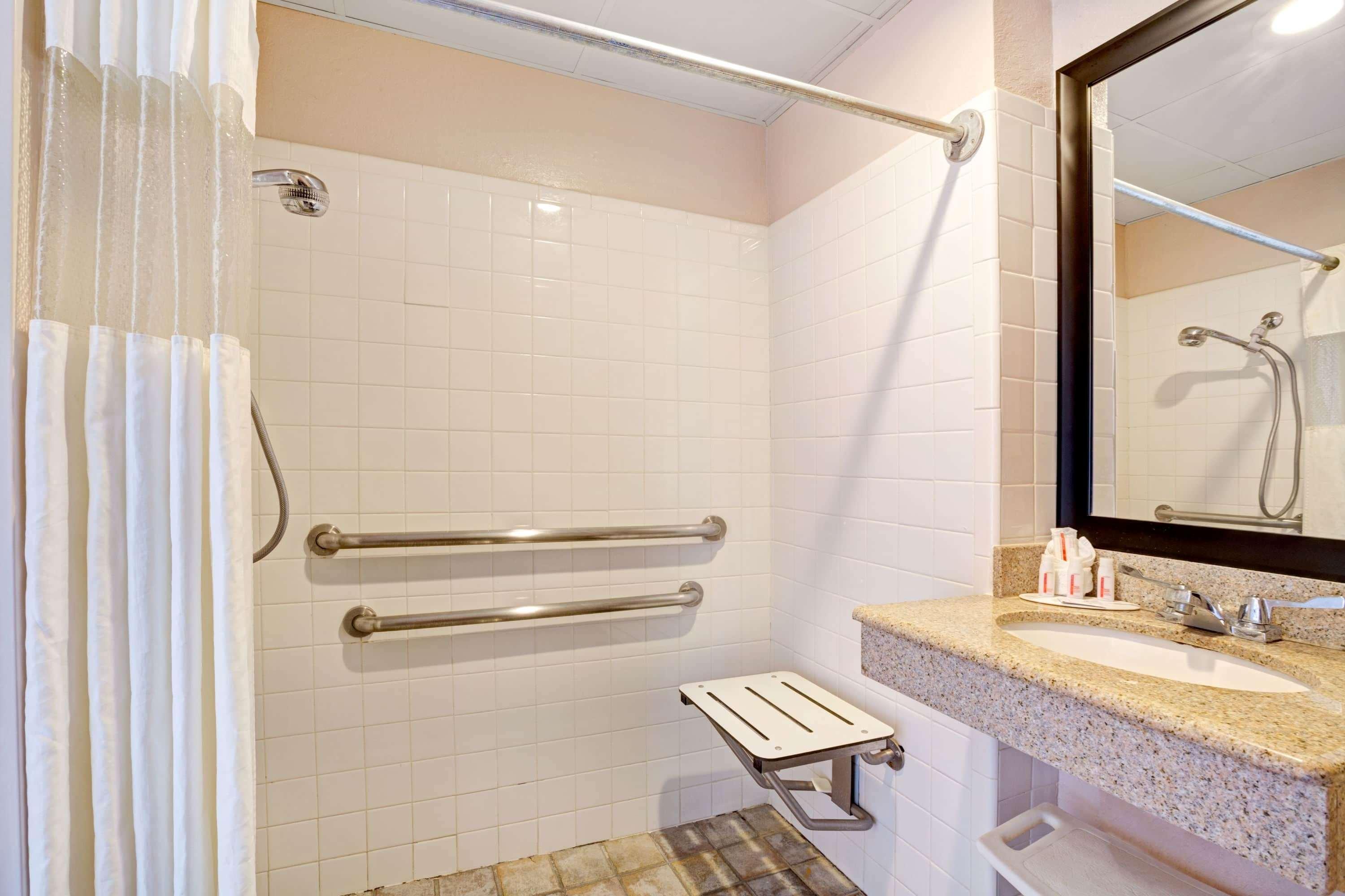 Howard Johnson By Wyndham Galveston Exterior photo
