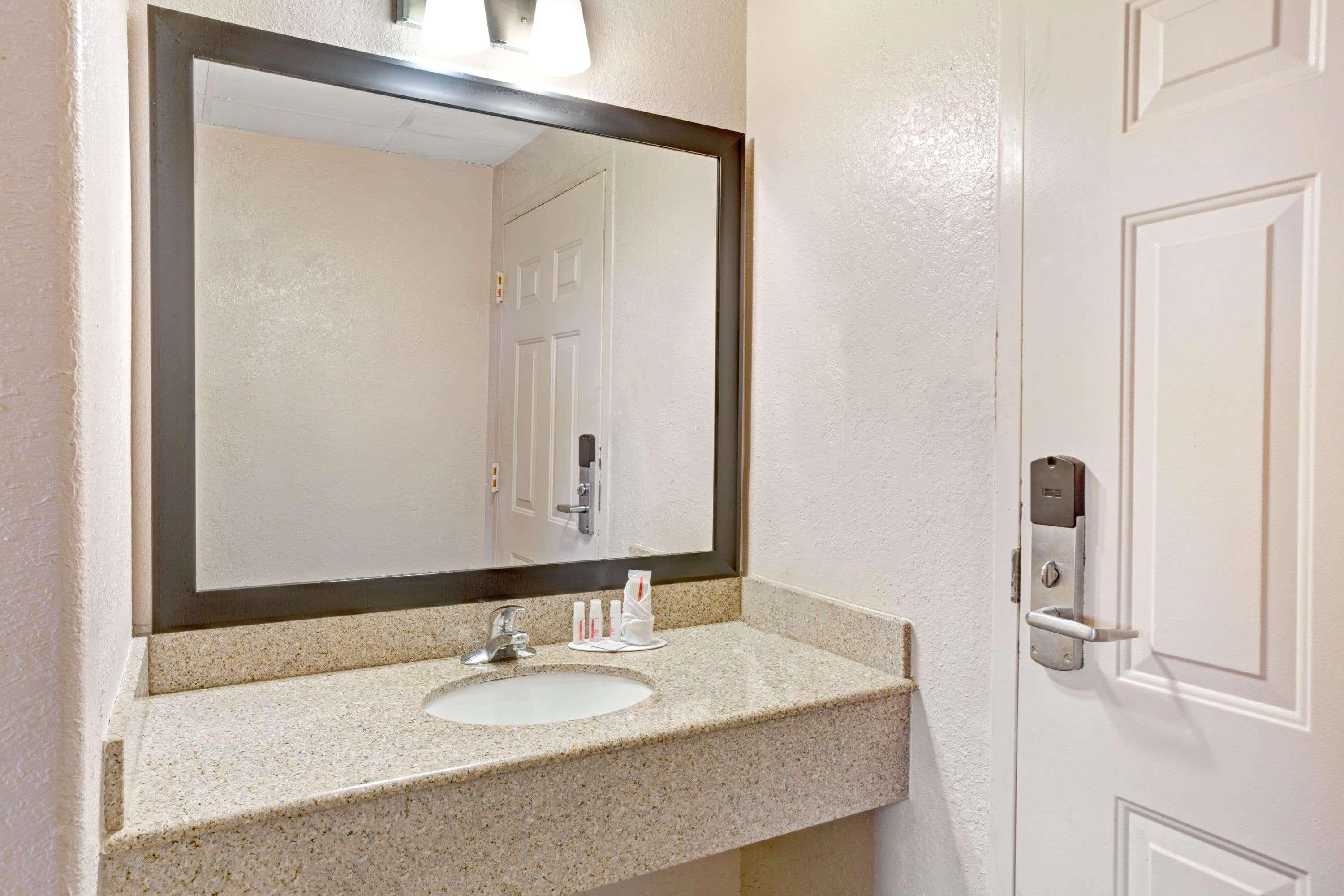 Howard Johnson By Wyndham Galveston Exterior photo