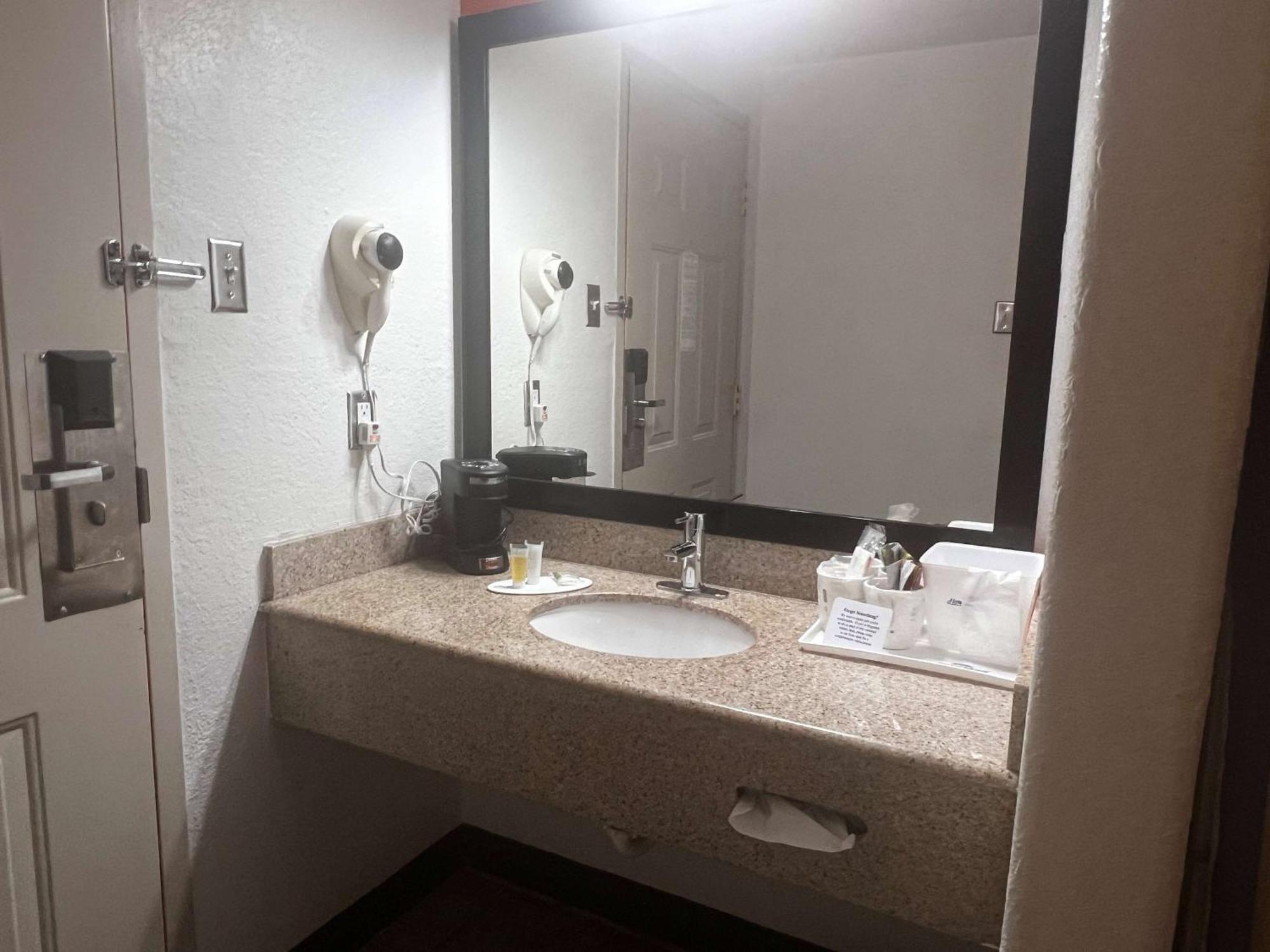 Howard Johnson By Wyndham Galveston Exterior photo
